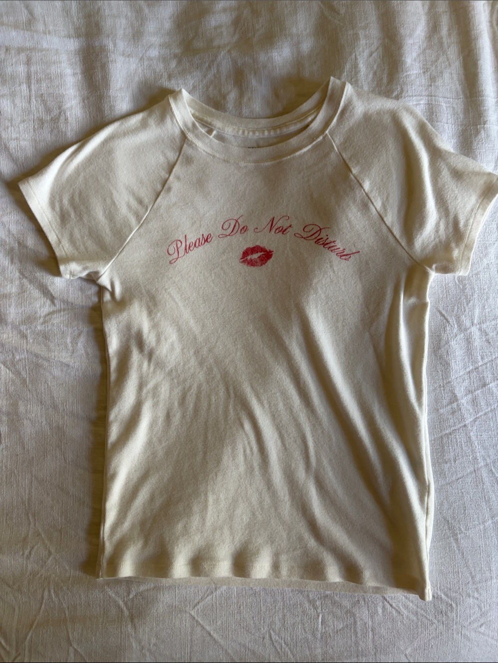 Hollister Please Do Not Disturb Kiss Graphic Tee - Cream
